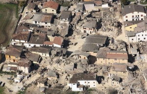 Letecký pohled na okolí Aquily. Dvě třetiny budov jsou poškozené.